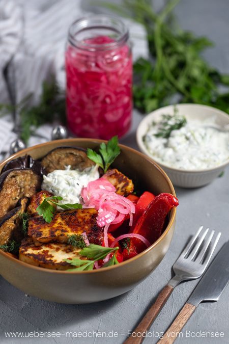 Rezept für eine vegetarische Bowl griechisch mit Grillkäse Halloumi