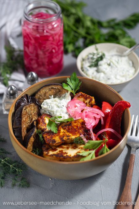 Griechische Veggie-Bowl mit Aubergine, Halloumi, Zaziki und schnell eingelegten Zwiebeln ist köstlich