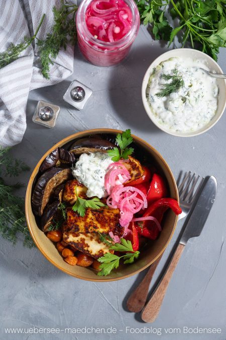 Veggie-Bowl griechisch mit Halloumi Röstgemüse Zaziki Rezept