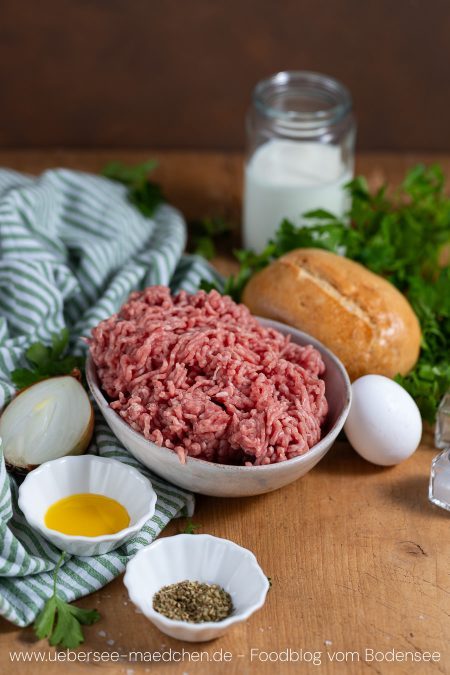 Zutaten für Hackfleischbällchen mit Brötchen und Ei