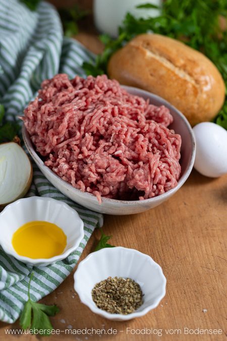 Acht Zutaten für Hackfleischbällchen Buletten Rezept einfach saftig klassisch