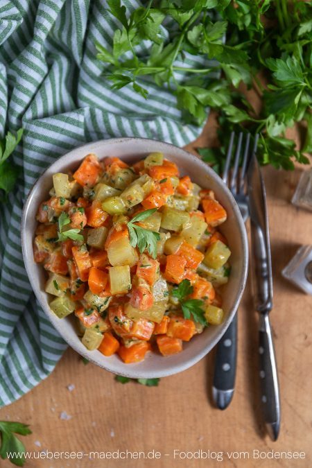 Teller mit Kohlrabi-Möhren-Gemüse als Beilage Rezept