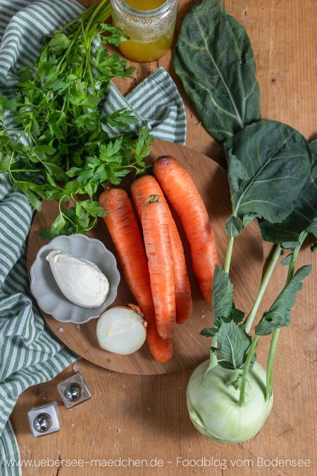 Wenige günstige Zutaten für Beilagengemüse mit Kohlrabi und Karotten
