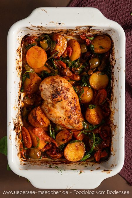 Auflaufform mit Hähnchen Kartoffeln Tomaten Oliven für eine Person kochen