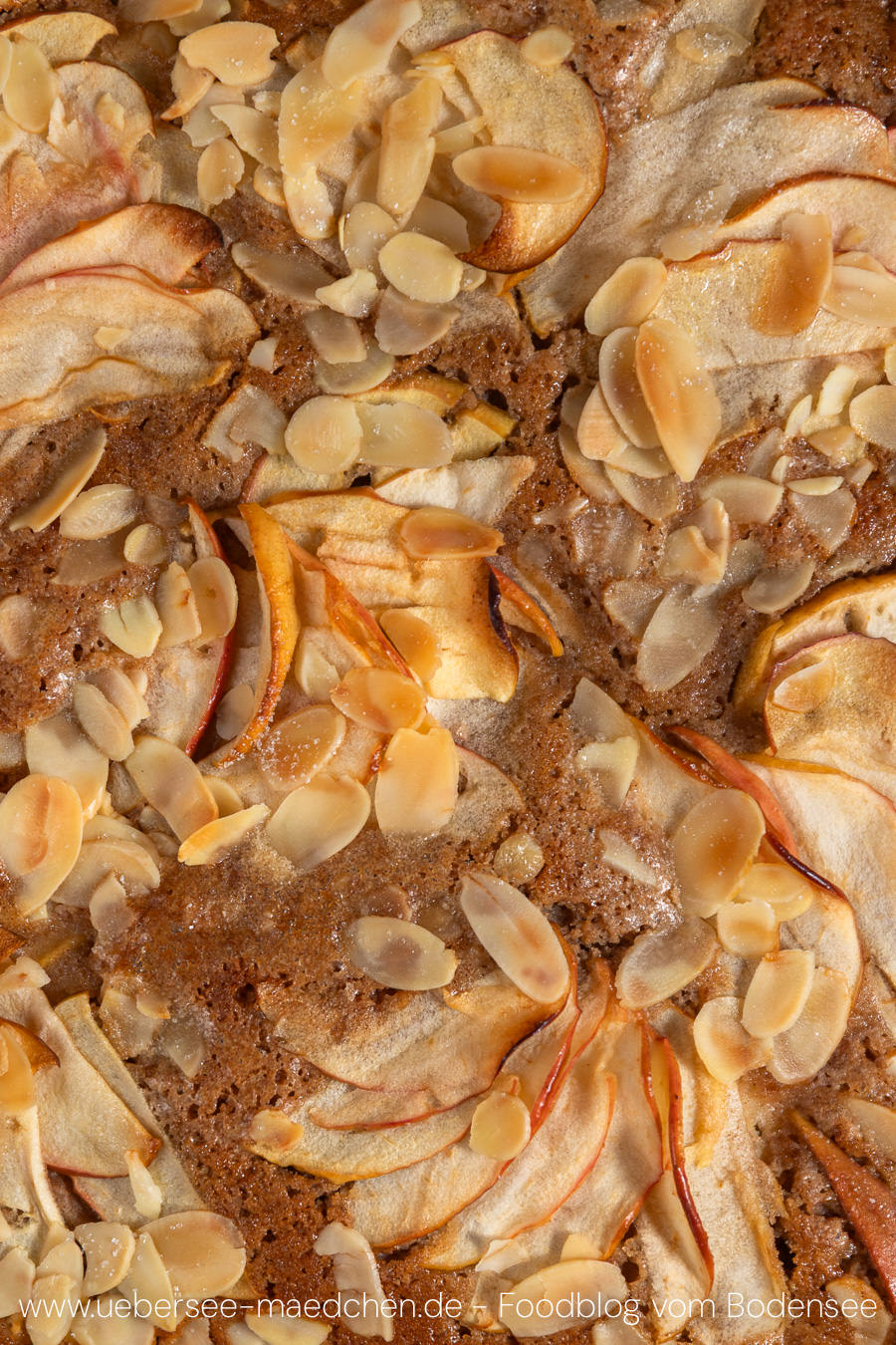 Französischer Apfelkuchen von oben mit Mandeln