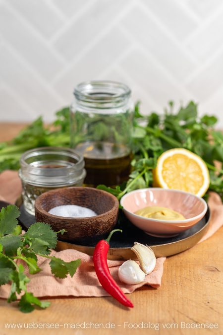 Zutaten für eine Sauce aus Koriander Chili Knoblauch und Zitrone