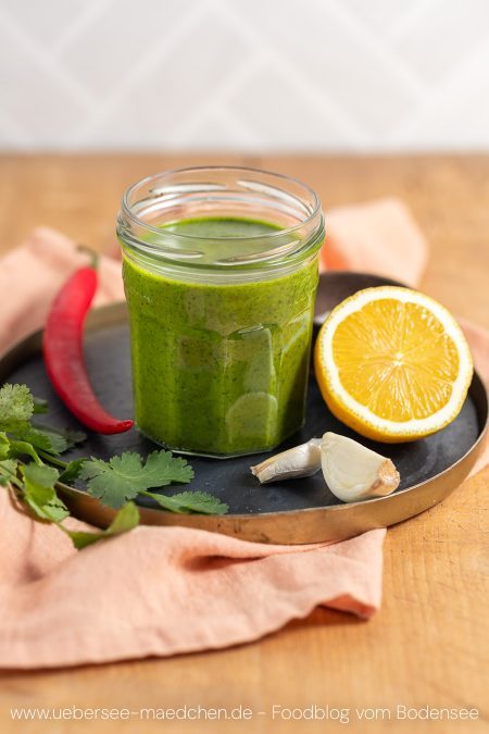 Grüne Sauce aus Koriander Chili ZItrone Knoblauch Rezept als Topping nach Samin Nosrat von ÜberSee-Mädchen Foodblog vom Bodensee