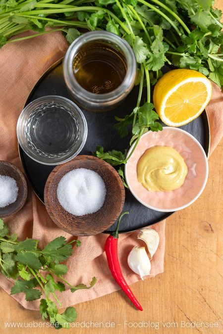 Zutaten für grüne Sauce nach Samin Nosrat und Cheeseboard Collective Berkeley Kalifornien