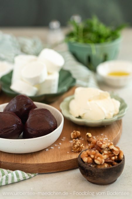 Rote Bete, Ziegenkäse und Walnüsse werden mit Blätterteig zu einer Tarte