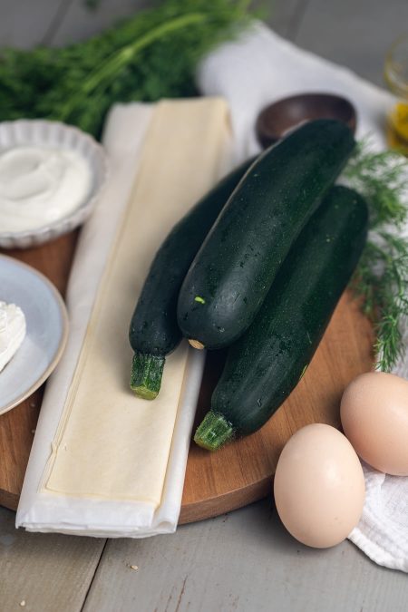 Zutaten für Kolokithopita Zucchini Feta und Filoteig griechisches Rezept 
