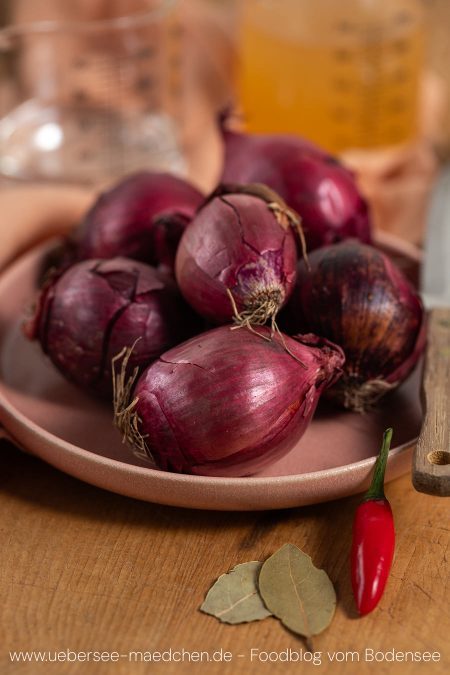 Zwiebeln Apfelessig Wasser Salz Zucker für eingelegte Zwiebeln