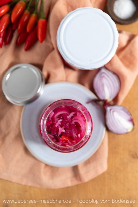 Ein Glas eingelegte rote Zwiebeln selbstgemacht