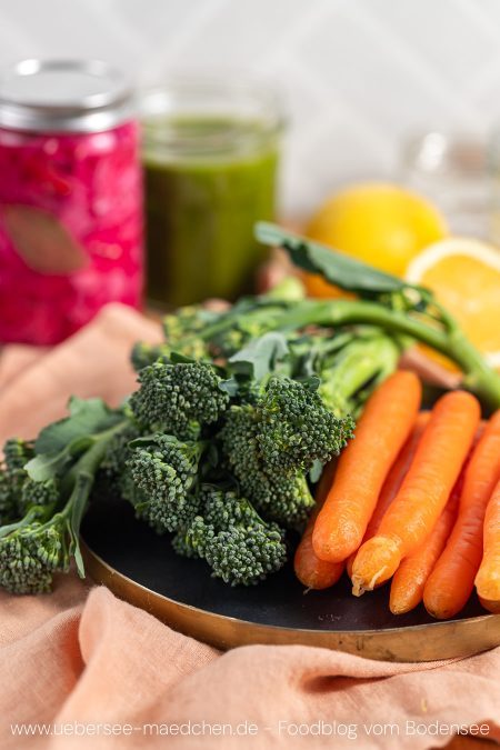 Brokkolini und Karotten für orientalisches Röstgemüse