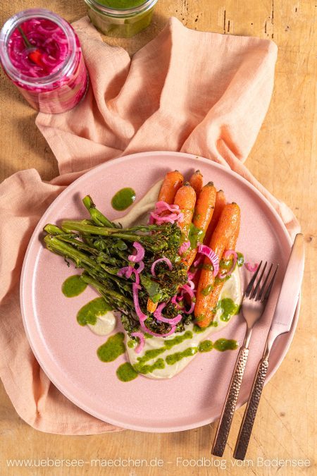 Ein Teller Ofengemüse auf Sesamcreme Rezept mit Tahin nach Samin Nosrat