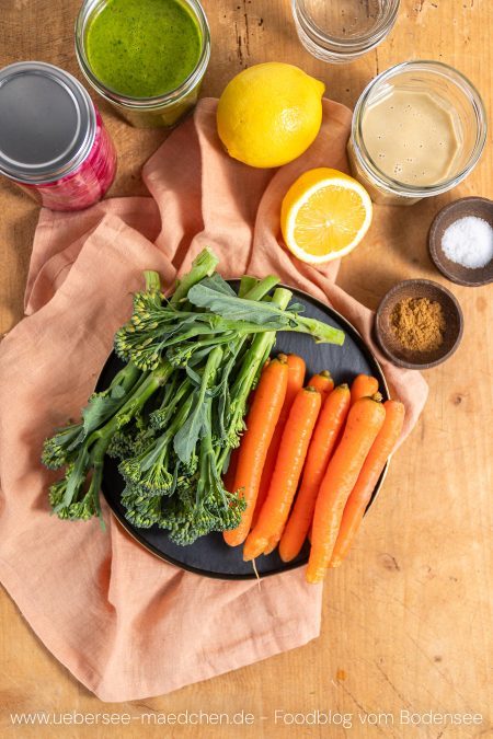 Zutaten für Röstgemüse Brokkolini Karotten auf Tahincreme mit grüner Sauce und eingelegten roten Zwiebeln