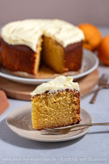 Stück Orangenkuchen mit Creme-Frosting
