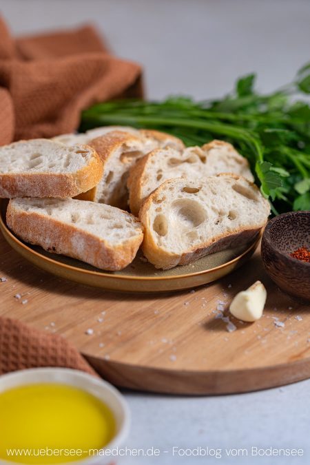 Zutaten für italienisches Bröseltopping vegan mit Semmelbröseln statt Parmesan