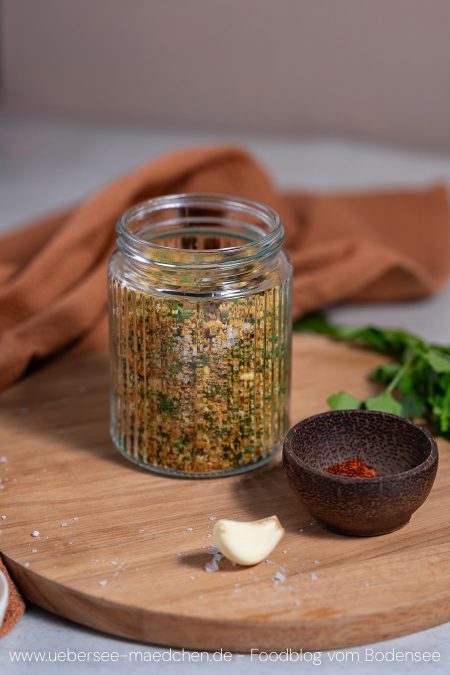 Ein Glas mit Pangrattato für Pasta, Salat, Aufläufe und Gemüse