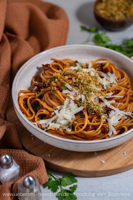 Ein Teller Pasta mit karamellisierten Zwiebeln wenige Zutaten