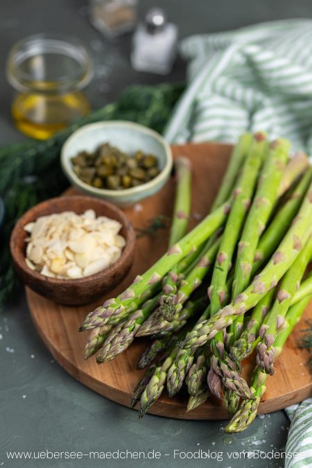Zutaten für grüner Spargel aus dem Ofen mal anders mit Mandelbutter Kapern Dill
