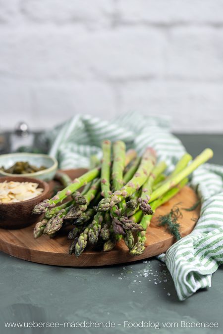 Grüner Spargel für ein Ottolenghi-Rezept aus dem Ofen