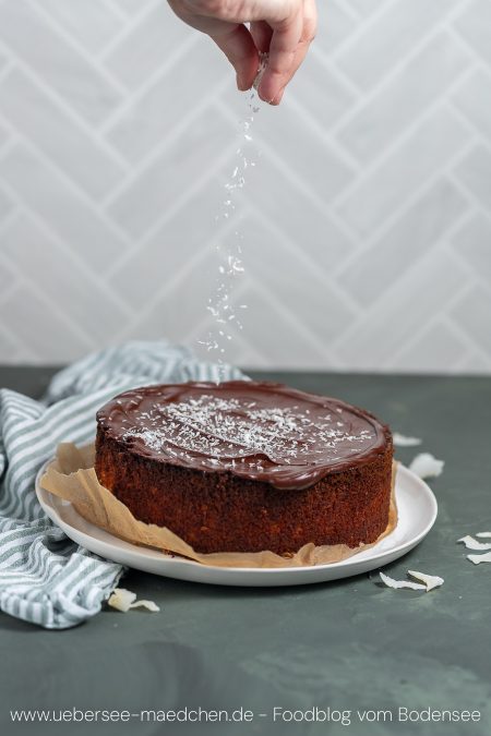 Kuchen wird mit Kokosflocken bestreut