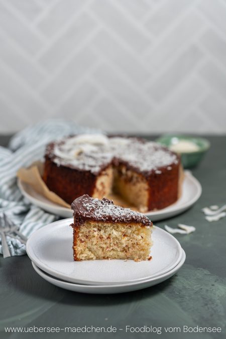 Ein Stück Kokoskuchen mit Kokosflocken und Kokosmilch Rezept