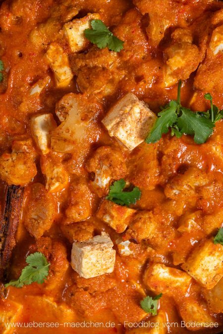 Blumenkohl-Curry mit Paneer in einer Pfanne
