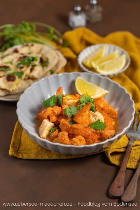 Teller mit Curry TIkka Masala mit Blumenkohl Paneer vegetarisch Rezept