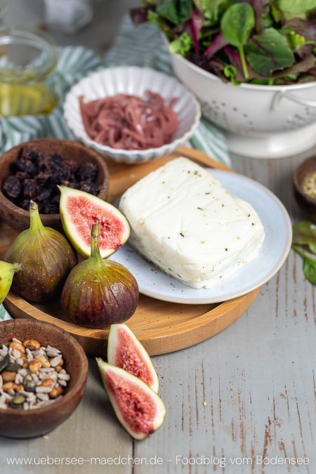 Zutaten für leckeren Salat mit Feigen Halloumi und Nüssen