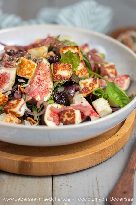 Halloumi macht den Salat mit Feigen besonders lecker