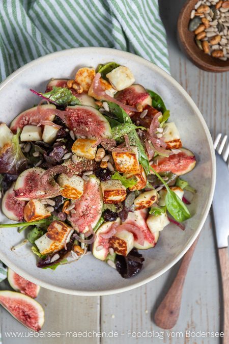 Teller mit buntem Salat vegetarisch sommerlich lecker
