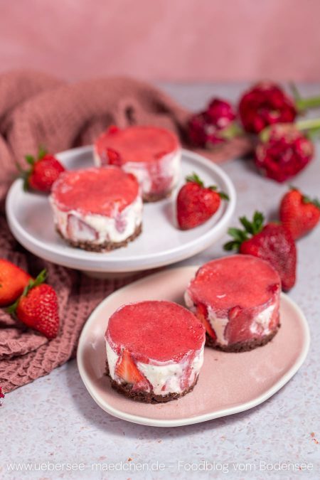 Vier Erdbeertörtchen aus dem Dessertring mit Schokoboden, Creme und Erdbeerpüree