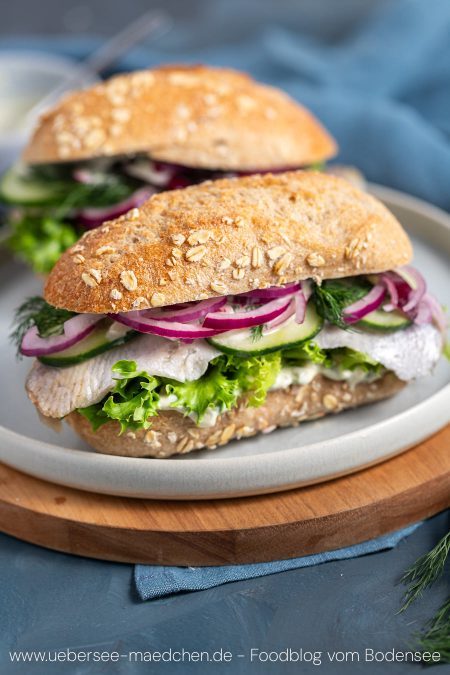 Zwei Matjesbrötchen dick belegt mit Salat Remoulade Gurken Zwiebeln