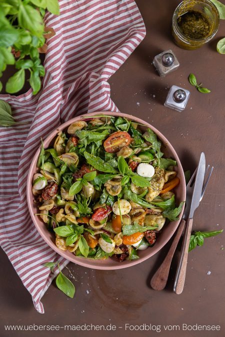 Großer Teller mit italienischem Nudelsalat Rezept