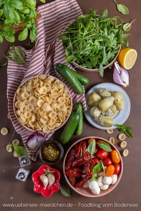 Zutaten für italienischer Nudelsalat mit Pesto-Dressing vegetarisch