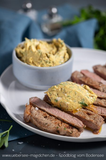 Eine Nocke Butter Café de Paris auf Steak