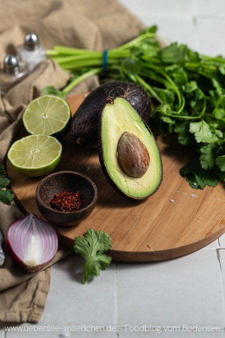 Die perfekte Avocado mit anderen Zutaten für Guacamole