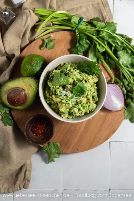 Eine Schüssel mit Guacamole wie in Mexiko aus fünf Zutaten