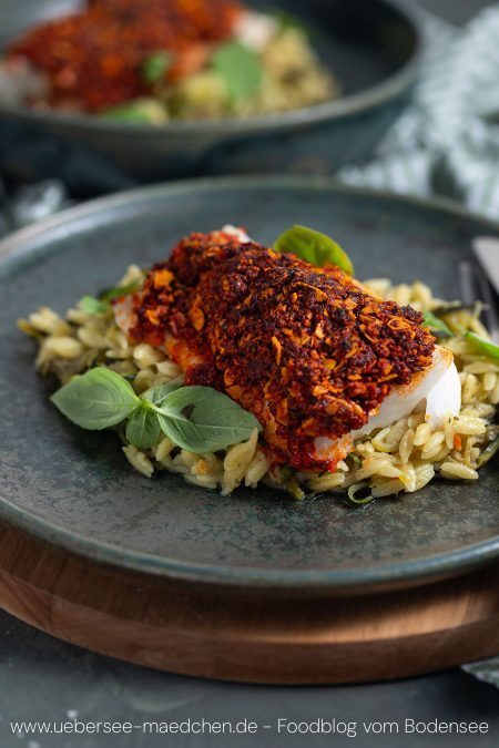 Kabeljau mit Nduja-Kruste auf Zucchini-Zitronen-Nudeln mit Basilikum