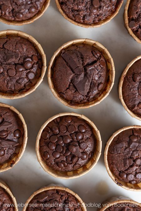 Schokomuffins von oben mit viel Schokolade