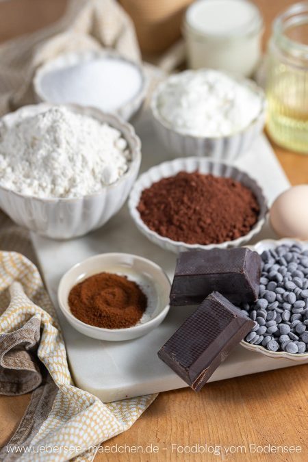 Zutaten für Schokoladenmuffins mit saurer Sahne besonders saftig