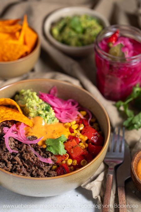 Schnelle Taco-Bowl Rezept mit Hackfleisch Paprika Mais Guacamole
