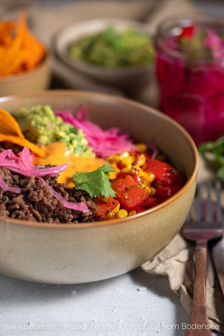 ESchnelle Taco-Bowl Rezept mit Hackfleisch Paprika Mais Guacamole