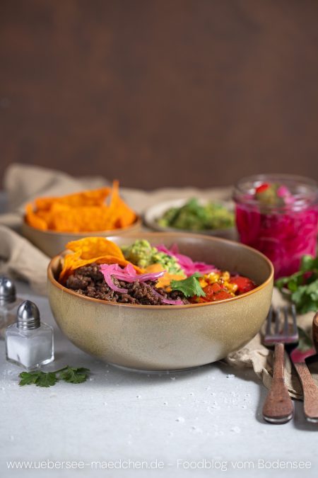Schnelles FEierabendrezept für eine Bowl mit Hackfleisch Paprika Mais Guacamole wie Tacos
