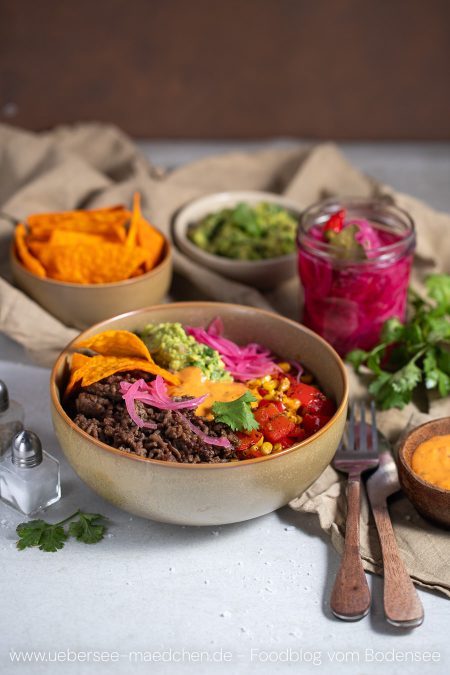Schnelle Taco-Bowl mit Hackfleisch Mais und gepickelten roten Zwiebeln