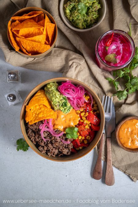 Schnelle Taco-Bowl Rezept mit Hackfleisch Paprika Mais Guacamole