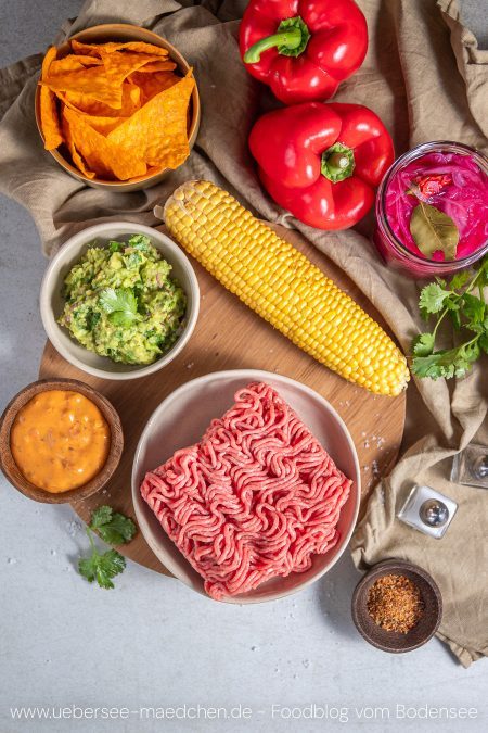 Zutaten für ein Feierabendrezept mit Hackfleisch Paprika Mais Chipotle-Sauce