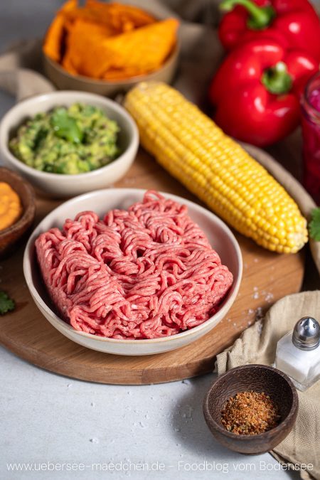 Zutaten für eine schnelle Taco-Bowl mit Hackfleisch zum Abendessen