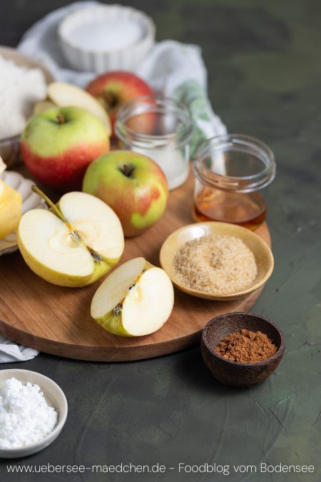 Zutaten für kleine Apfelkuchen-Muffins wie Apple Pie